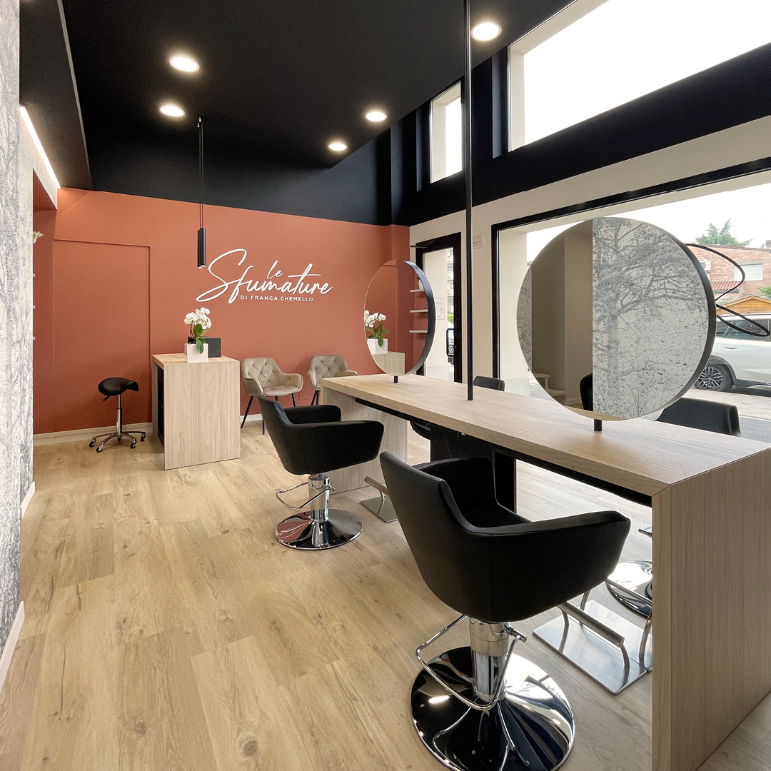 Immagine dell'area stilistica con pareti neutro con decorazioni verdi , poltrone nere e specchi. Mobili in legno 